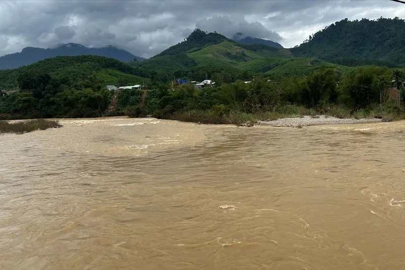 Con sông qua xã Phước Hiệp, nước dâng cao, chảy xiết khi trời mưa lớn. Ảnh: Pháp luật TP.HCM