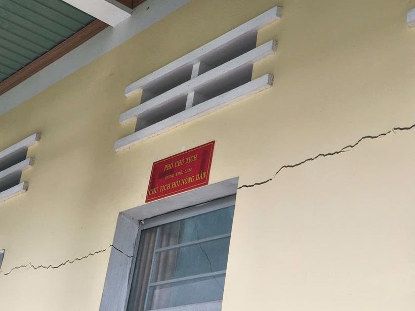 Nhiều công trình bị nứt toác, hư hại sau vụ nổ. (Ảnh: Thanh niên)