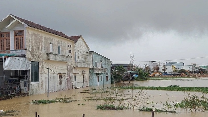 Nước lũ dâng cao, tràn vào nhà dân tại phường Quy Nhơn Đông, Gia Lai, từ ngày 18/11. Ảnh: Tuổi Trẻ