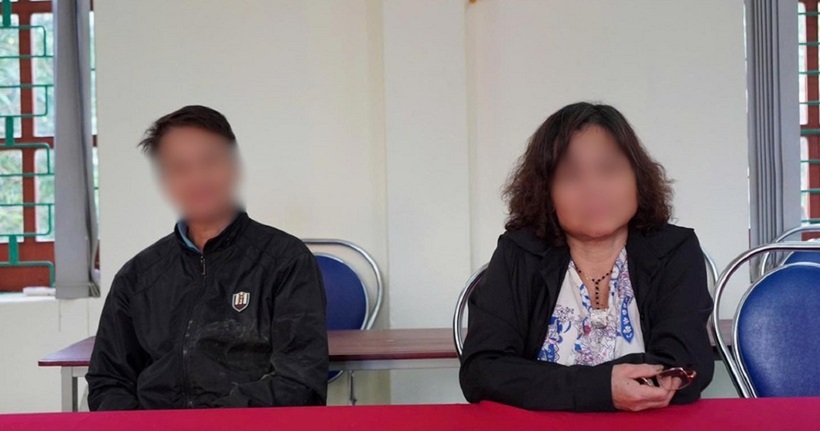 Bà H và ông T tại cơ quan công an.