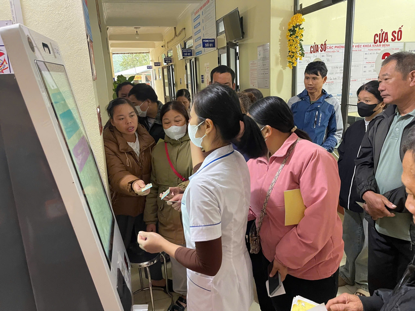 Bệnh nhân được nhân viên y tế hướng dẫn sử dụng CCCD gắn chíp đăng ký khám chữa bệnh