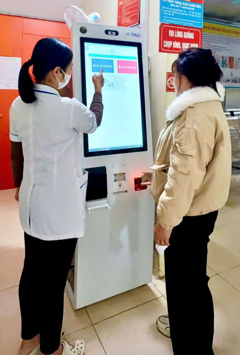 Bệnh nhân được nhân viên y tế hướng dẫn sử dụng bấm số thứ tự tự động