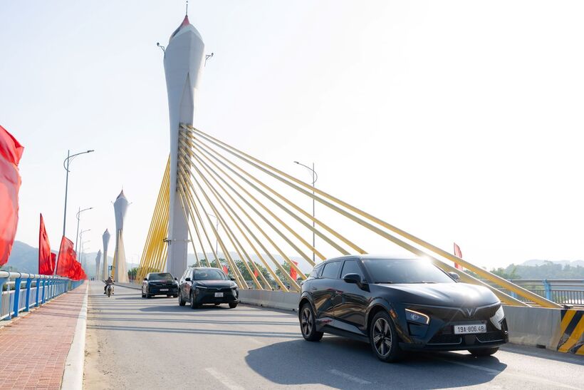 C-SUV điện VinFast VF 7: Thiết kế “chất”, vận hành chắc, chi phí sử dụng khiến xe xăng khó cạnh tranh - 2