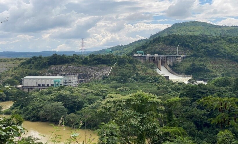 Toàn cảnh Nhà máy điện Buôn Tua Srah đang điều tiết nước qua tràn để giảm lũ về hạ du
