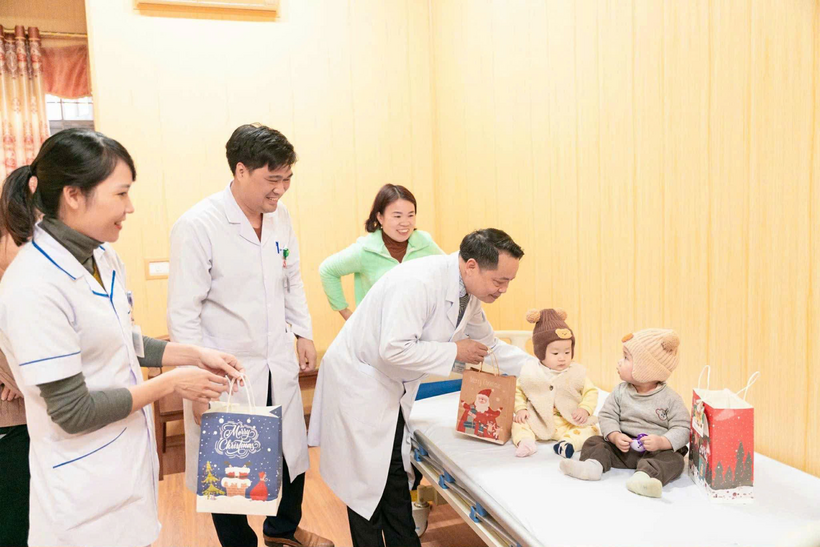 BSCKII Cao Ngọc Thắng - Giám đốc TTYT thăm hỏi bệnh nhân nhi đang điều trị tại Trung tâm