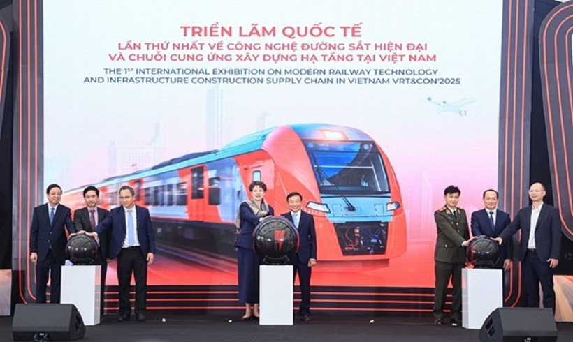 Thứ trưởng Nguyễn Danh Huy, Đại sứ Đặc mệnh toàn quyền Cộng hòa Liên bang Đức tại Việt Nam Helga Margarete Barth, Cục trưởng Cục Đường sắt Việt Nam Trần Thiện Cảnh và các đại biểu thực hiện nghi thức khai mạc Triển lãm VRT&CONS 2025.