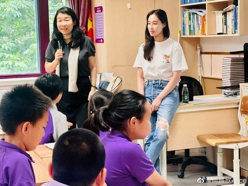 Dù sinh ra trong gia thế giàu có, Hà Siêu Hân chọn trở thành giáo viên tiểu học tại Bắc Kinh