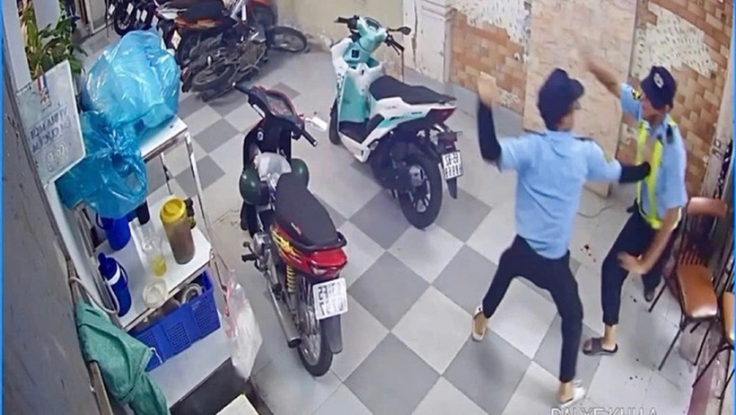 Hình ảnh camera về vụ xô xát giữa hai bảo vệ tại quán ăn Đăng Quân (phường Tân An) TP.Cần Thơ. Ảnh: TTO