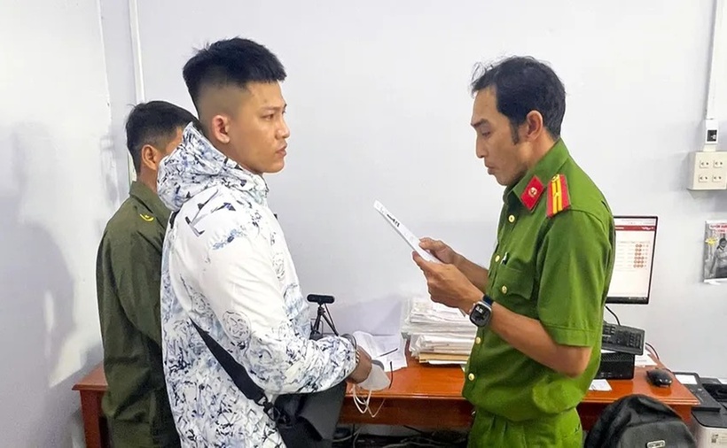 Cán bộ công an xã Cù Lao Giêng, tỉnh An Giang, kiểm tra thông tin bị can Đặng Trần Phúc. (Ảnh: Công an An Giang)