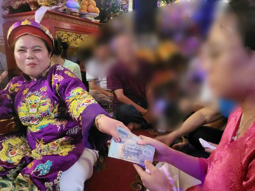 Võ Thị Xê trong một lần "hầu đồng".