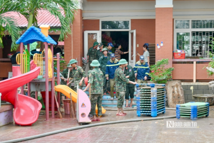 Hiện các, chính quyền đang dốc toàn lực cùng công an, quân đội, cán bộ Làng trẻ em SOS dọn dẹp, đảm bảo an toàn môi trường và sức khỏe tại làng sau lũ.