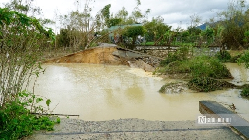 Ghi nhận tại hiện trường, một đoạn đê thuộc thôn Luật Lễ, xã Tuy Phước bị vỡ, gây ngập sâu tại nhiều khu vực; nhiều hộ dân bị ảnh hưởng.