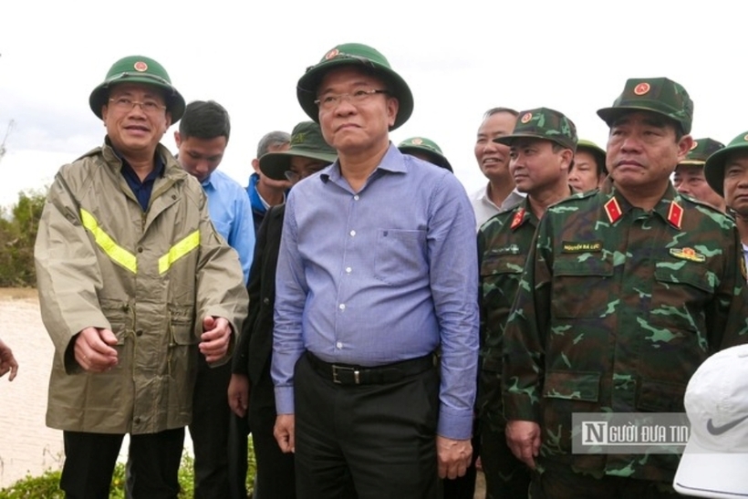Phó Thủ tướng ghi nhận, đánh giá cao chính quyền địa phương đã chủ động, kịp thời di dời người dân trước khi xảy ra sự cố, không để ai bị thiệt mạng trong trận lũ lịch sử.