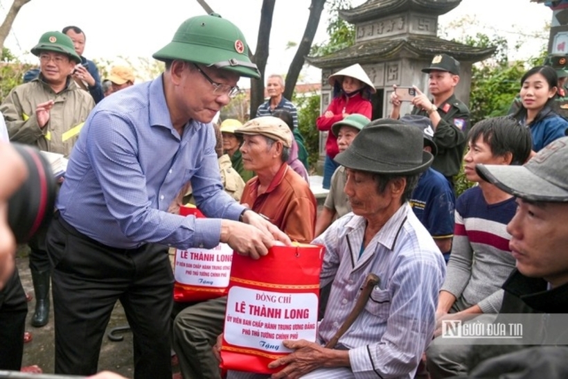 Thay mặt Thủ tướng Chính phủ, Phó Thủ tướng Lê Thành Long cũng gửi lời thăm hỏi, chia sẻ với cấp ủy, chính quyền, người dân bị ảnh hưởng bởi mưa lớn, ngập lụt. Phó Thủ tướng động viên nhân dân khắc phục những khó khăn, ổn định cuộc sống để tập trung sản xuất.