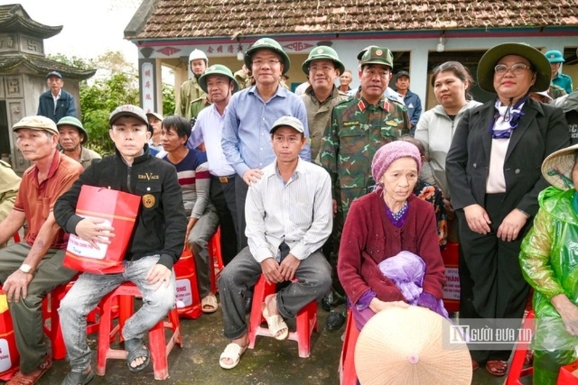 Phó Thủ tướng mong muốn bà con tiếp tục phối hợp với chính quyền. Trong trường hợp khẩn cấp, nhân dân phải luôn sẵn sàng sơ tán để đảm bảo an toàn về người. Với những hộ dân trong vùng nguy hiểm, chính quyền cần có kế hoạch lâu dài, di dời dân đến nơi cao ráo, an toàn.