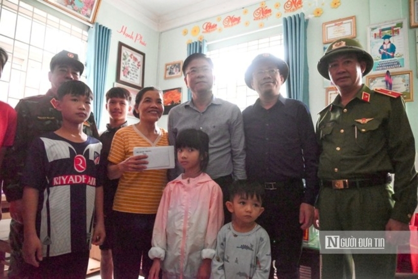 Thay mặt Thủ tướng Chính phủ, Phó Thủ tướng Lê Thành Long thăm hỏi, động viên, chia sẻ khó khăn với cán bộ, nhân viên, các cháu tại Làng trẻ SOS Quy Nhơn.