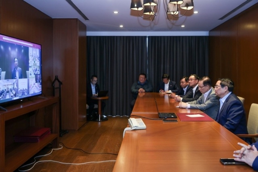 Thủ tướng Phạm Minh Chính chủ trì cuộc họp khẩn trực tuyến từ Algeria với lãnh đạo các bộ ngành, cơ quan, địa phương về tình hình và các giải pháp cấp bách ứng phó mưa lũ, thiên tai trên địa bàn một số tỉnh miền Trung (Ảnh: VGP)