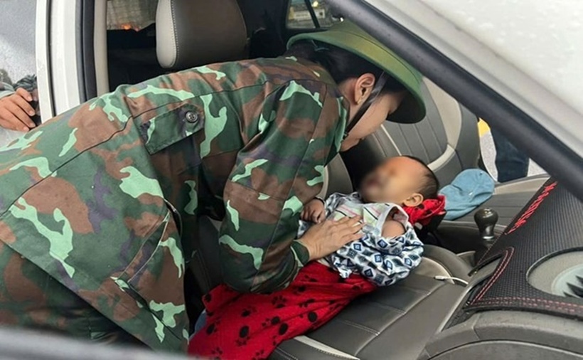 Cháu bé ở Gia Lai rơi xuống nước, tím tái cơ thể được tổ quân y sơ cứu kịp thời, giúp qua cơn nguy kịch. (Ảnh: Quân khu 5)