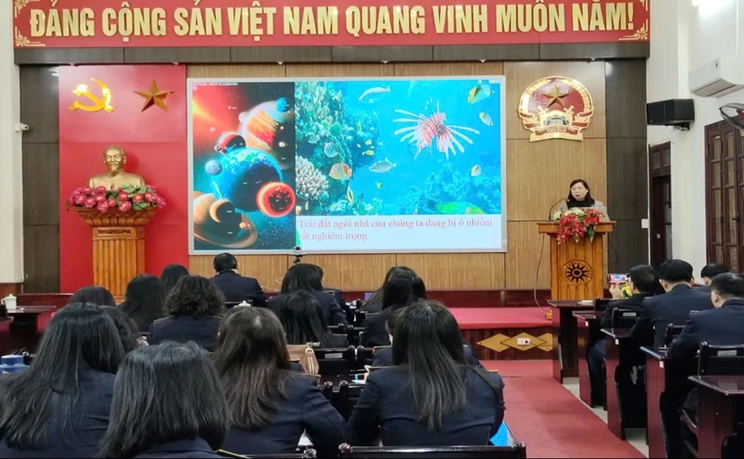 Bà Nguyễn Thị Mai nhấn mạnh tại buổi tuyên truyền không đơn thuần là công cụ xử lý vi phạm, mà là nền tảng để thay đổi tư duy phát triển, từ chạy theo tăng trưởng bằng mọi giá sang phát triển bền vững, hài hòa với thiên nhiên.
