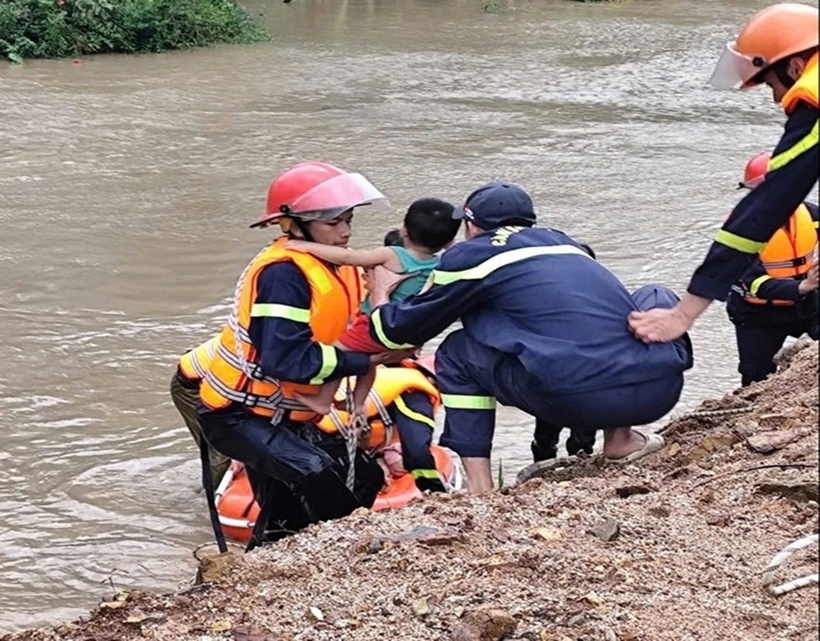 Lực lượng công an, cứu nạn cứu hộ cứu trẻ em khỏi vùng cô lập. (Ảnh: Thanh niên)