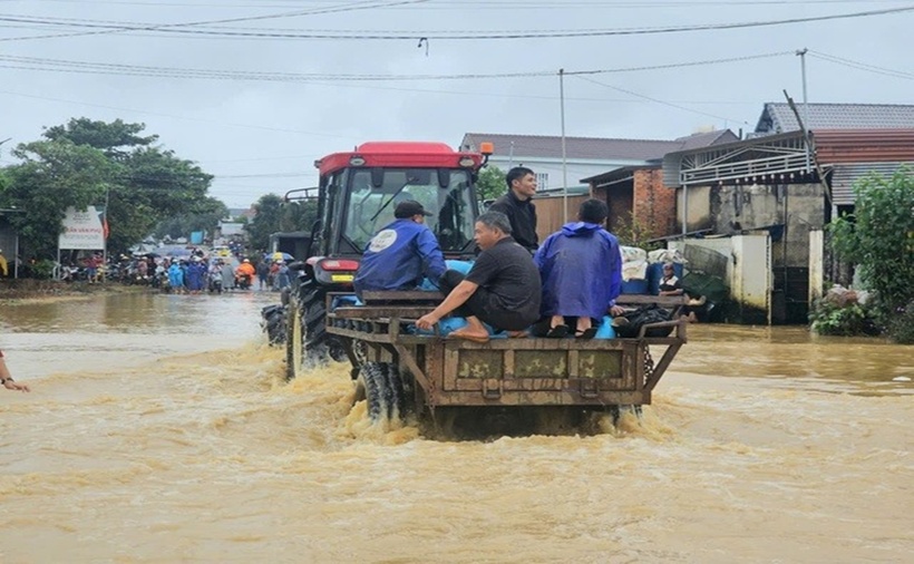 Người dân tất tả chạy lũ khi mực nước sông đang dâng cao. (Ảnh: Thanh niên)