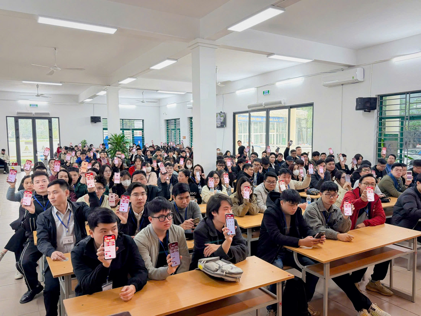 Các thí sinh dự sát hạch được hướng dẫn tiện ích và cài đặt ứng dụng VNeTraffic trên điện thoại.