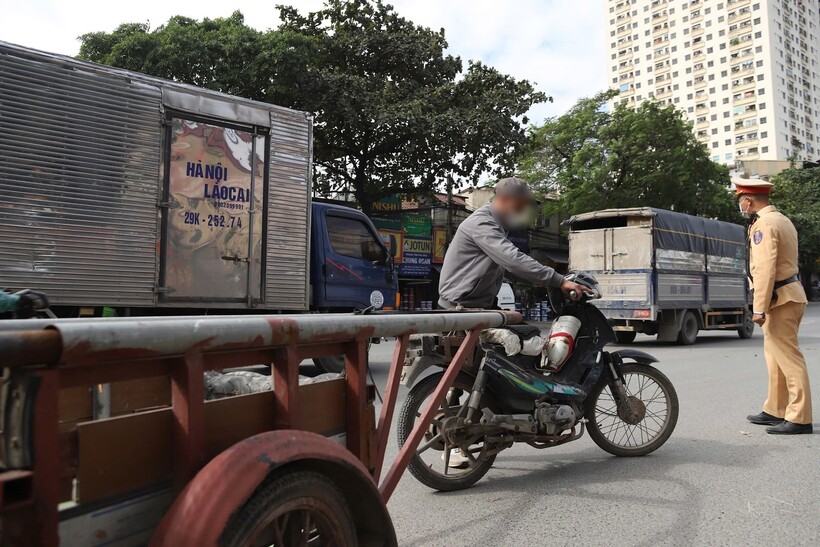 CSGT xử lý trường hợp điều khiển xe kéo gheo xe khác.