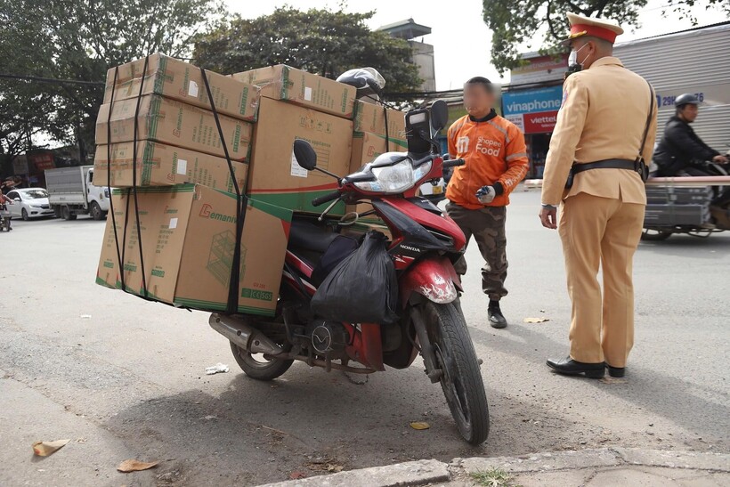 Trường hợp chở hàng quá khổ giới hạn bị xử lý sáng 21/11.