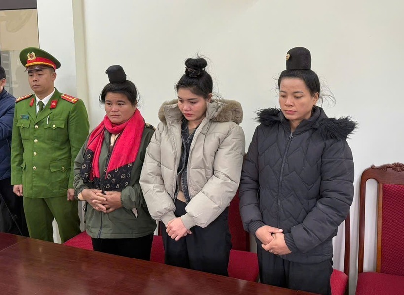 Cơ quan CSĐT Công an tỉnh Sơn La tống đạt các quyết định tố tụng đối với 3 bị can. Nguồn: Bảo vệ Pháp luật