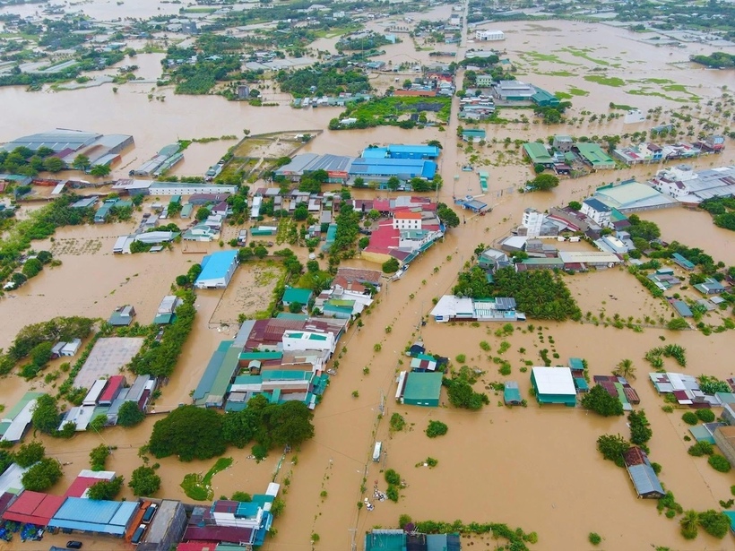 Theo Bộ Nông nghiệp và Môi trường, đến chiều 20/11, lũ lụt tại các tỉnh miền Trung đã khiến ít nhất 50 người chết và mất tích; hàng chục ngàn nhà chìm trong nước, thiệt hại nặng về nông nghiệp 52.056 nhà ngập, 146 nhà hư hỏng.