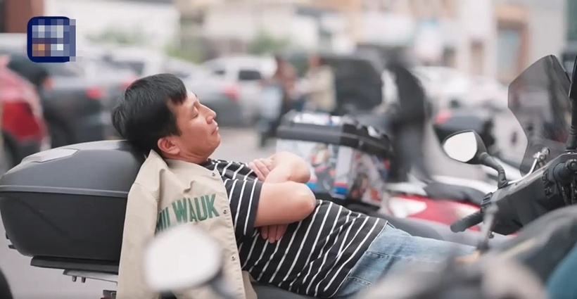 Một tài xế ở Sơn Tây tranh thủ ngủ trưa trên xe.&nbsp;Ảnh: YBWC News