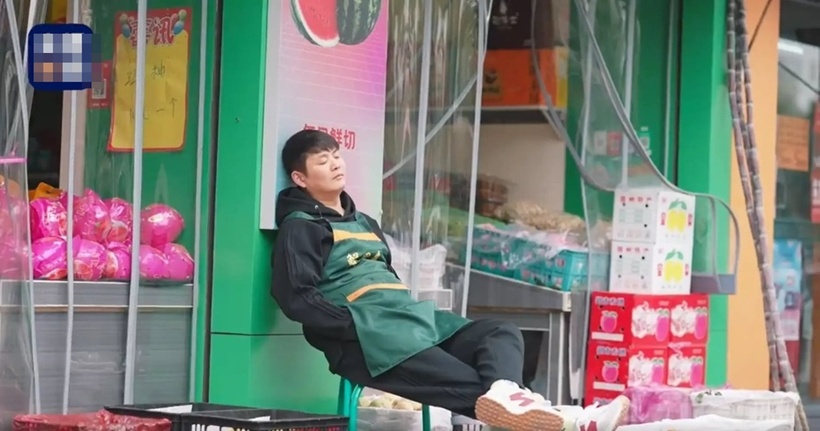 Người dân địa phương nghỉ trưa ở bất cứ đâu có thể.&nbsp;Ảnh: YBWC News