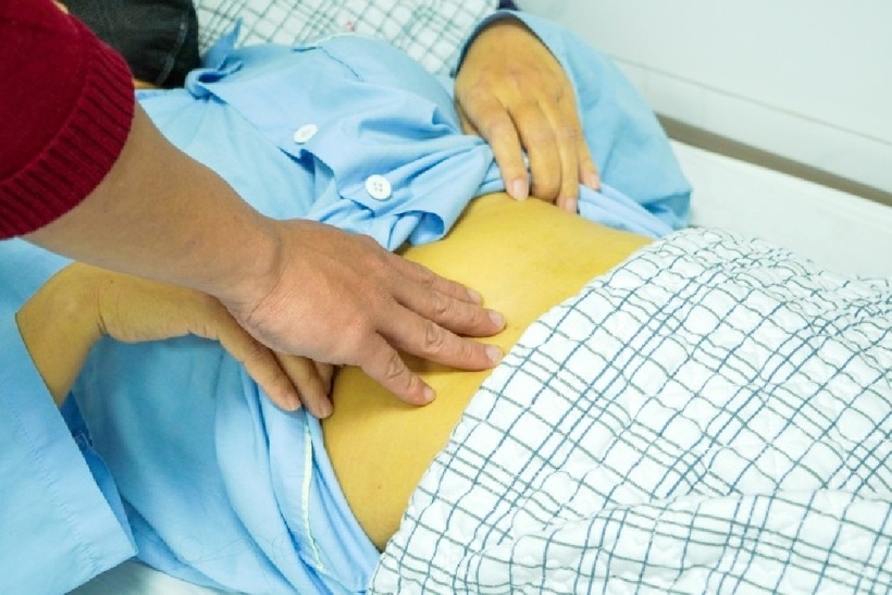 Người phụ nữ "da vàng như nghệ" sau nhiều ngày uống thuốc nam để chữa đau đầu. Ảnh: Vietnamnet.