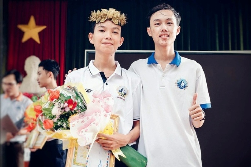 Lê Thanh Quý Hải (bên trái) và anh trai là Lê Thanh Tân Nhật (á quân Olympia 2018). Ảnh:&nbsp;Lê Thanh Quý Hải/Facebook.