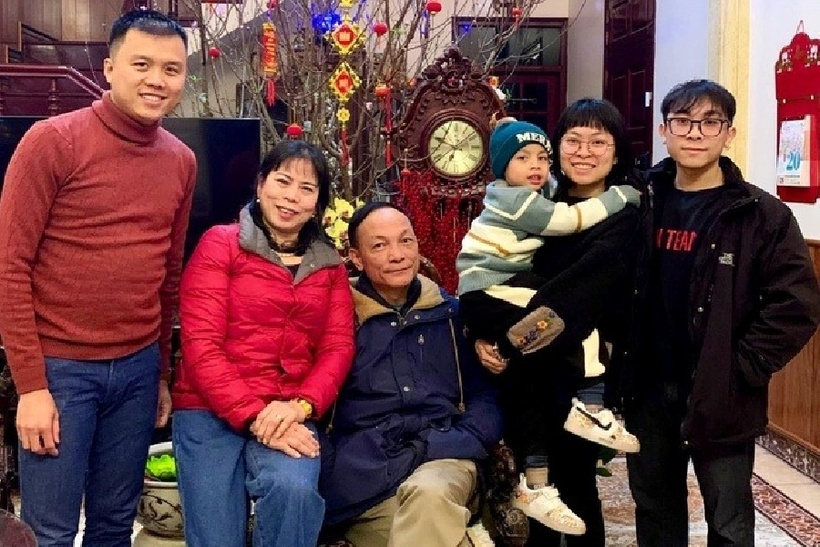 Nguyễn Hữu Trí (bên phải ngoài cùng, cựu thí sinh năm thứ 15) và chị gái Nguyễn Ngọc Trang. Ảnh:&nbsp;Hữu Trí/Facebook.