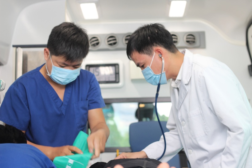 Kích hoạt cấp cứu ngoại viện trong đêm, cứu sống bệnh nhân nguy kịch trên đảo Phú Quốc - 1