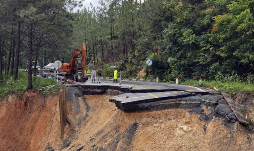 Đoạn đèo ở Lâm Đồng bị đứt đôi, giao thông bị chia cắt