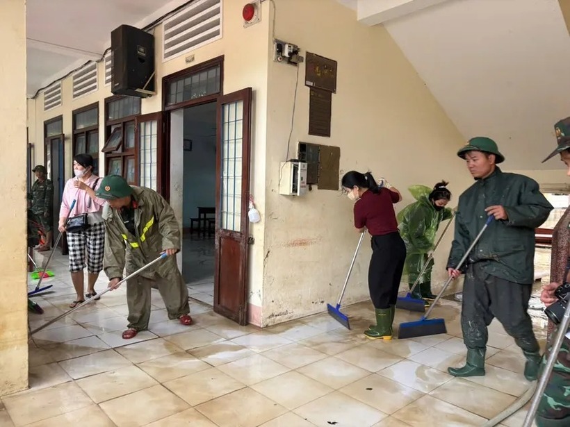 Bộ đội tham gia khắc phục trường học sau mưa lũ. Ảnh: PLO