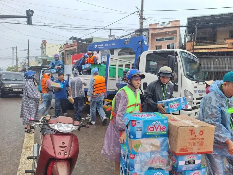 Lực lượng chức năng tiếp tế lương thực, nhu yếu phẩm cần thiết cho người dân. Ảnh: PLO