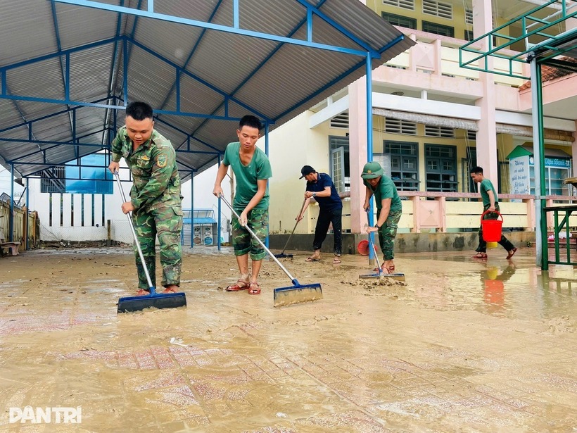 Lực lượng Quân khu 5 được huy động đến giúp nhiều trường dọn dẹp sau bão. Ảnh: Dân trí