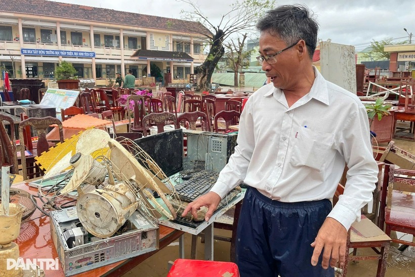 Nhiều máy tính tại Trường tiểu học số 2 Diêu Trì bị hư hỏng do nước lũ ập vào bất ngờ. Ảnh: Dân trí