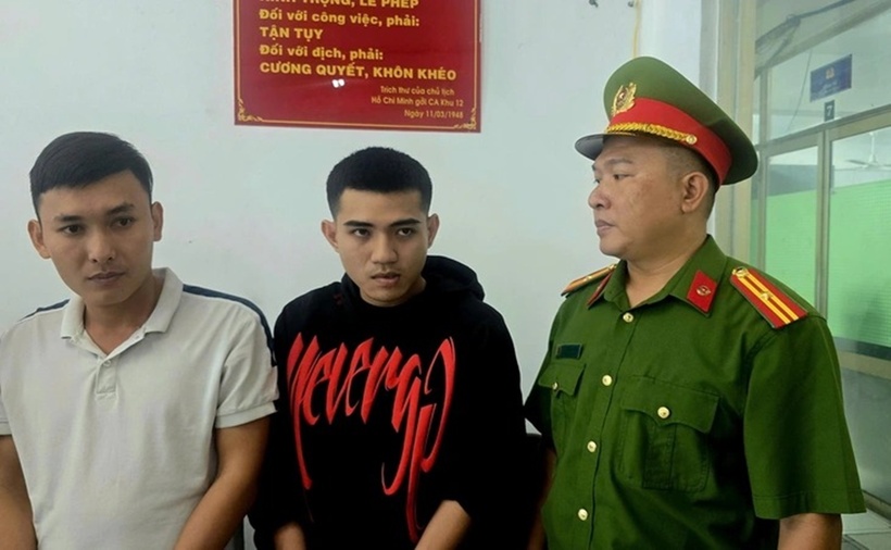 Nguyễn Văn Quyết, Hồ Ngọc Tuấn (từ trái) tại cơ quan công an. (Ảnh: Tuổi trẻ)