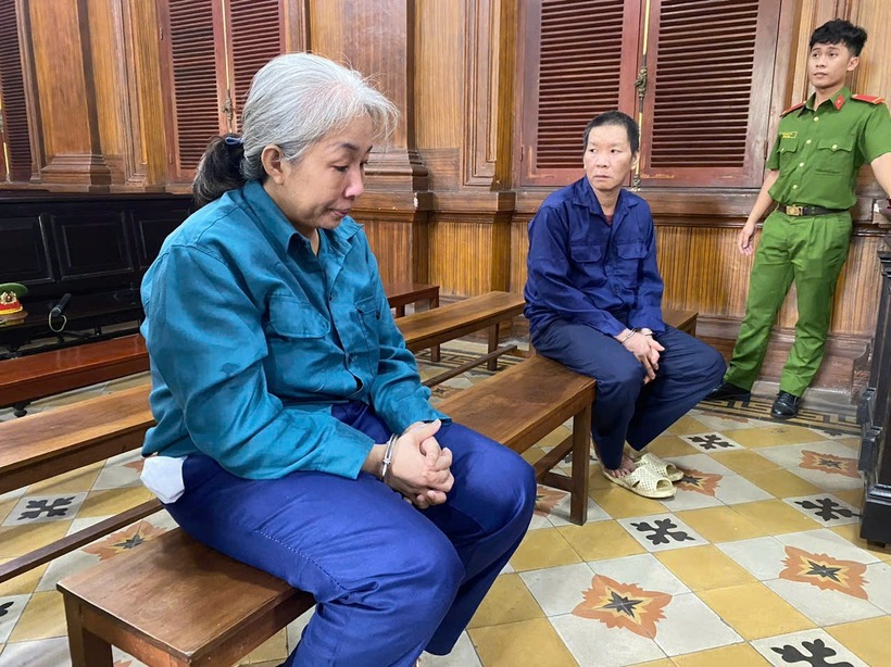 Bị cáo Nguyễn Thị Ngọc Dung và chồng tại tòa. (Ảnh: Dân trí)