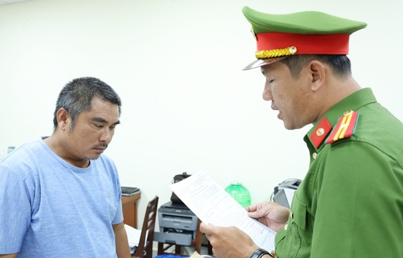 Đào Văn Hiền (trái) tại cơ quan điều tra. Ảnh: VnExpress