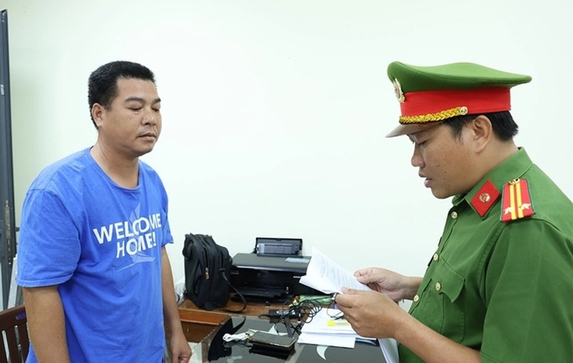 Cơ quan công an tống đạt quyết định khởi tố đối với Đỗ Văn Phương. Ảnh: Tuổi Trẻ