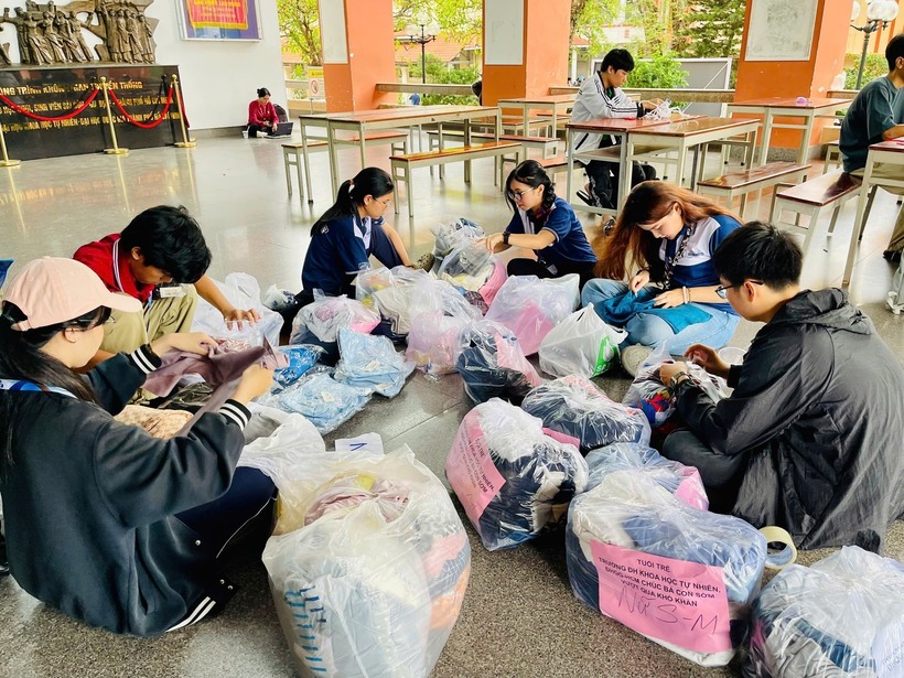 Quần áo được sinh viên cẩn thận phân loại theo giới tính, size, độ tuổi