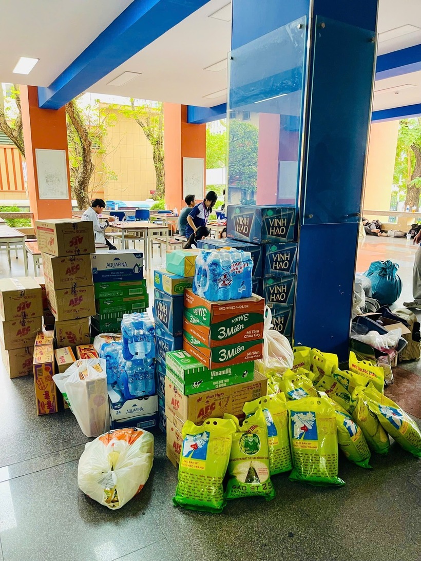 Gạo, bánh, sữa, mì, nước suối... là những thực phẩm rất cần thiết hỗ trợ người dân lúc này.