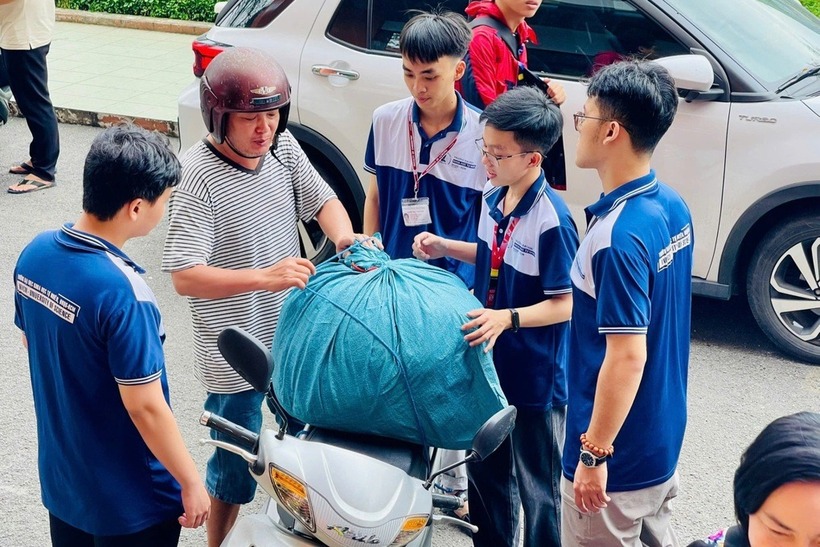 Sinh viên tại TPHCM tiếp nhận vật phẩm ủng hộ đồng bào vùng lũ.