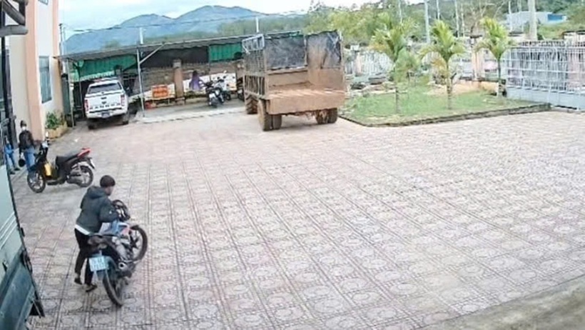 Nam thanh niên liều lĩnh chui vào nơi tạm giữ xe để lấy lại xe vi phạm của mình. Ảnh: Báo Người lao động.