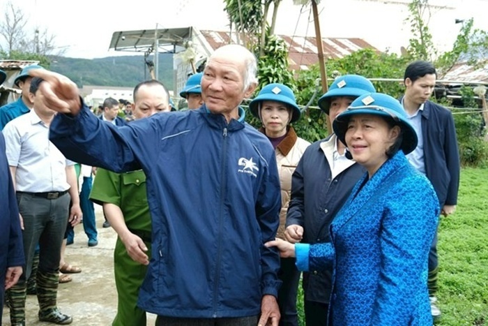 Chủ tịch Ủy ban Trung ương MTTQ Việt Nam Bùi Thị Minh Hoài thăm hỏi, chia sẻ với bà con xã Ka Đô.